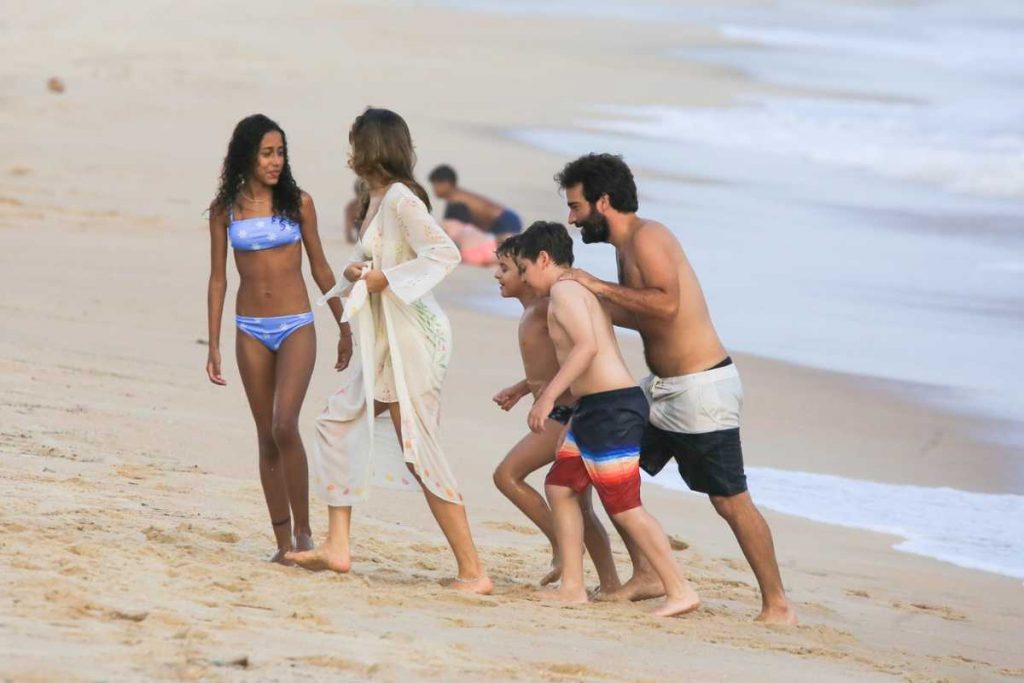 Sophie Charlotte e Humberto Carrão gravando cena de