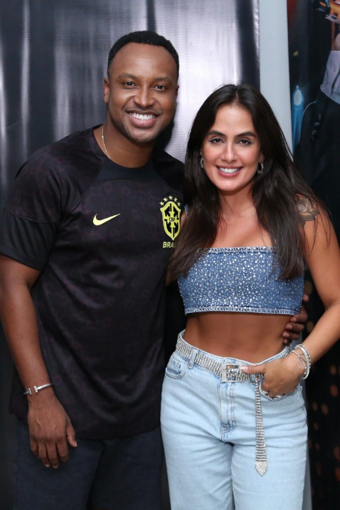 Thiaguinho e Carol Peixinho não se desgrudam abraçados, sorrindo