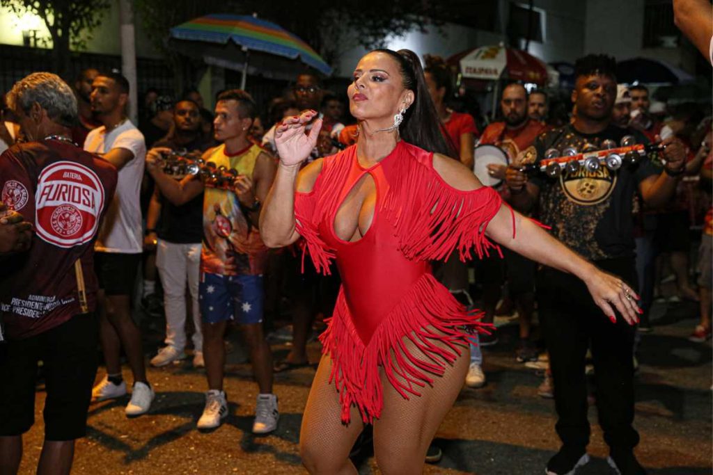Viviane Araujo desfilando pelo Salgueiro em Ensaios de Rua