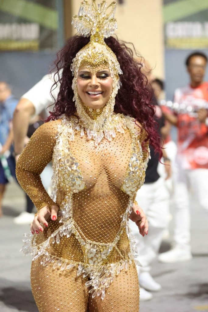 Viviane Araújo de biquíni dourado em mini-desfile na Cidade do Samba