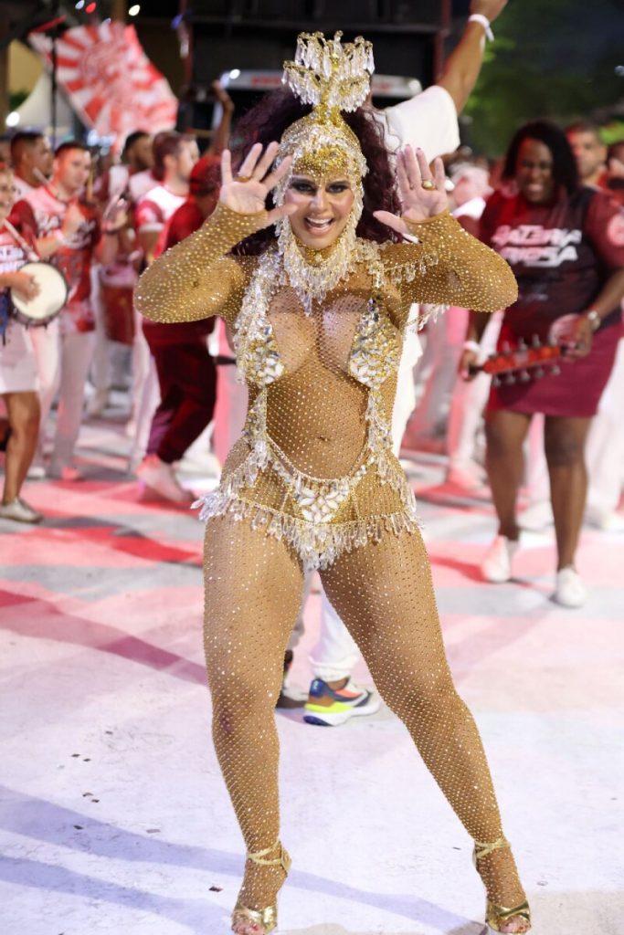 Viviane Araújo de biquíni dourado em mini-desfile na Cidade do Samba