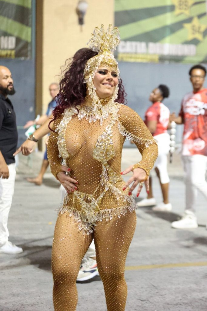 Viviane Araújo de biquíni dourado em mini-desfile na Cidade do Samba