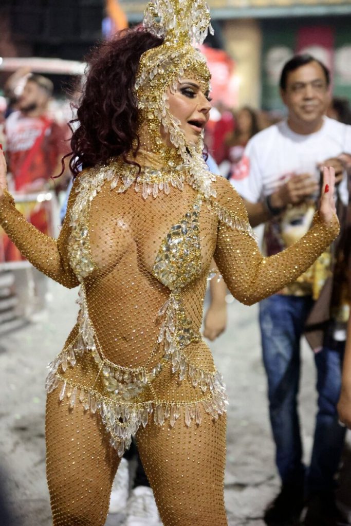 Viviane Araújo de biquíni dourado em mini-desfile na Cidade do Samba