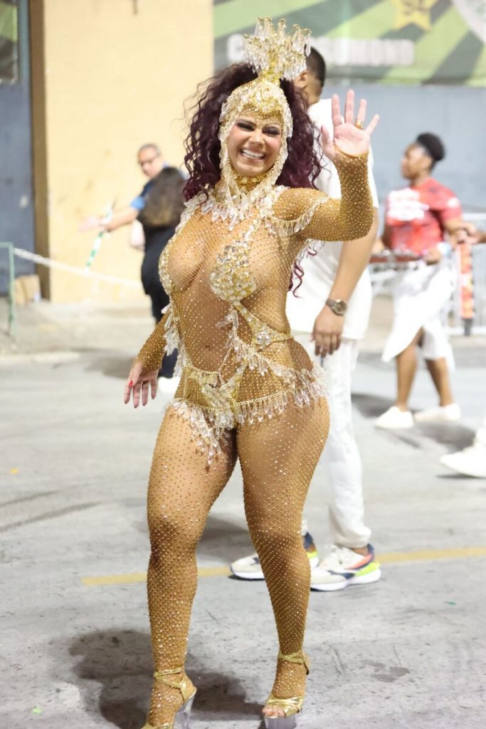 Viviane Araújo de biquíni dourado em mini-desfile na Cidade do Samba