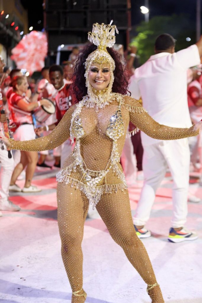 Viviane Araújo de biquíni dourado em mini-desfile na Cidade do Samba