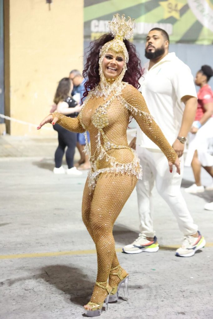 Viviane Araújo de biquíni dourado em mini-desfile na Cidade do Samba