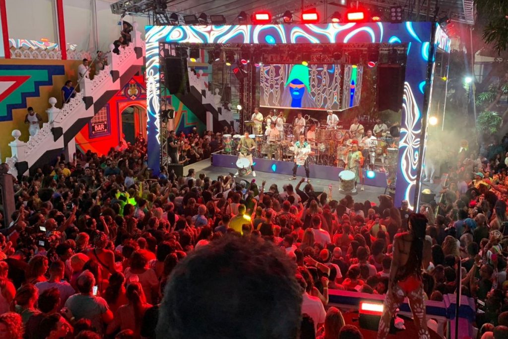Carlinhos Brown se apresenta com Timbalada no Candyall
