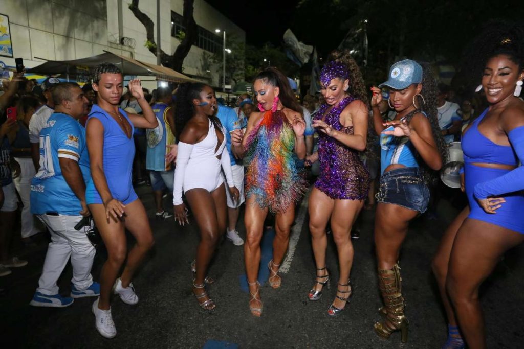 Sabrina Sato no ensaio de rua da Vila Isabel