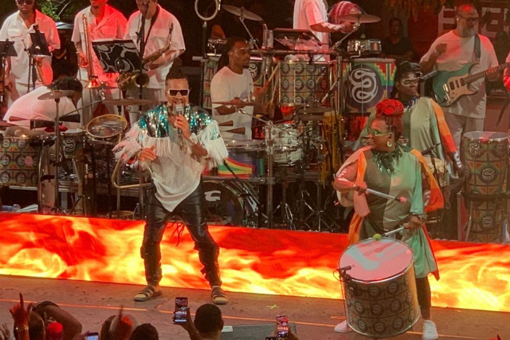Carlinhos Brown se apresenta com Timbalada no Candyall