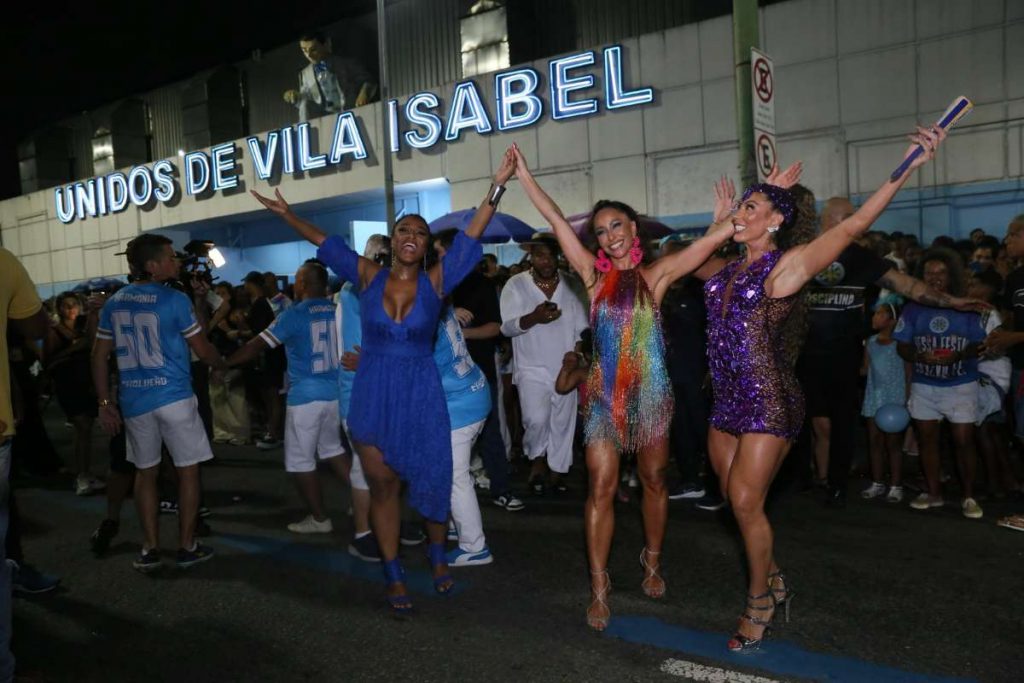 Sabrina Sato no ensaio de rua da Vila Isabel