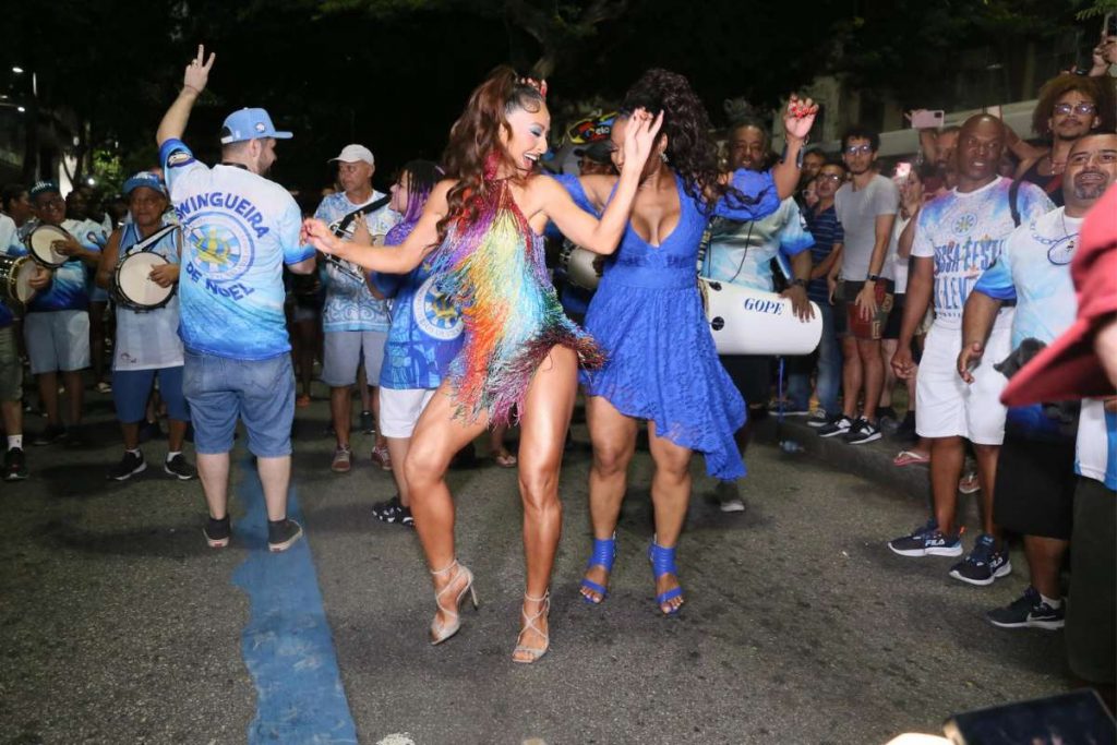 Sabrina Sato no ensaio de rua da Vila Isabel