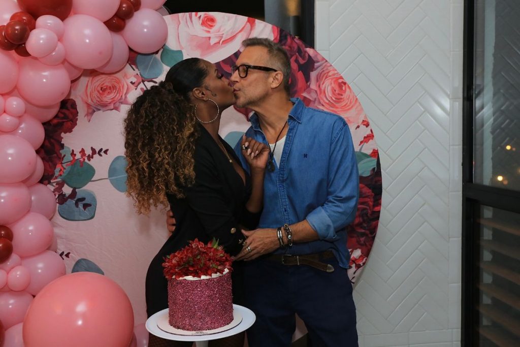 Adriana Bombom e Adrien Cunha aos beijos