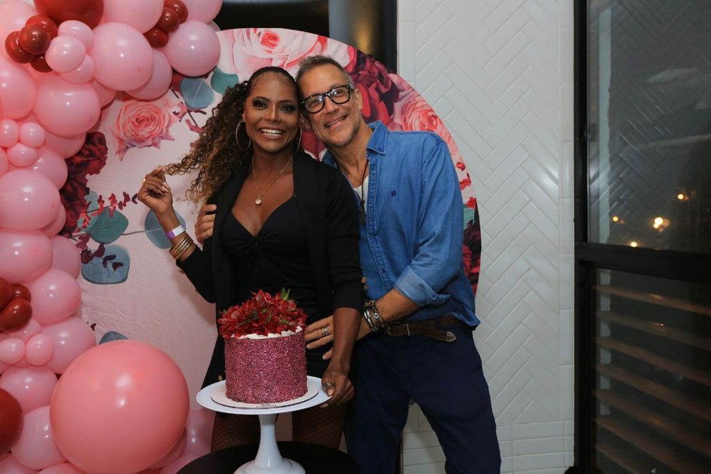 Adriana Bombom e Adrien Cunha aos beijos