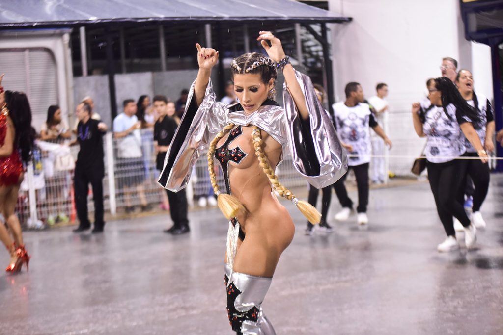 Ana Paula Minerato ousou no look para o ensaio