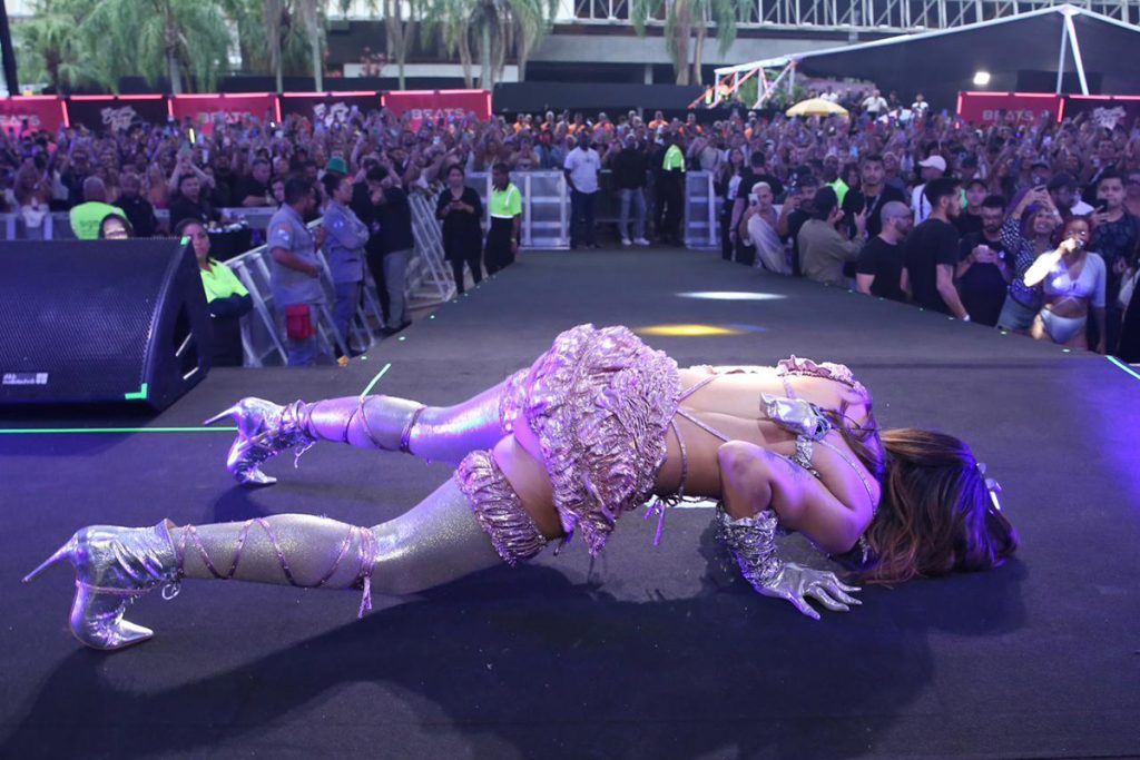 A cantora dançou muito em cima do palco
