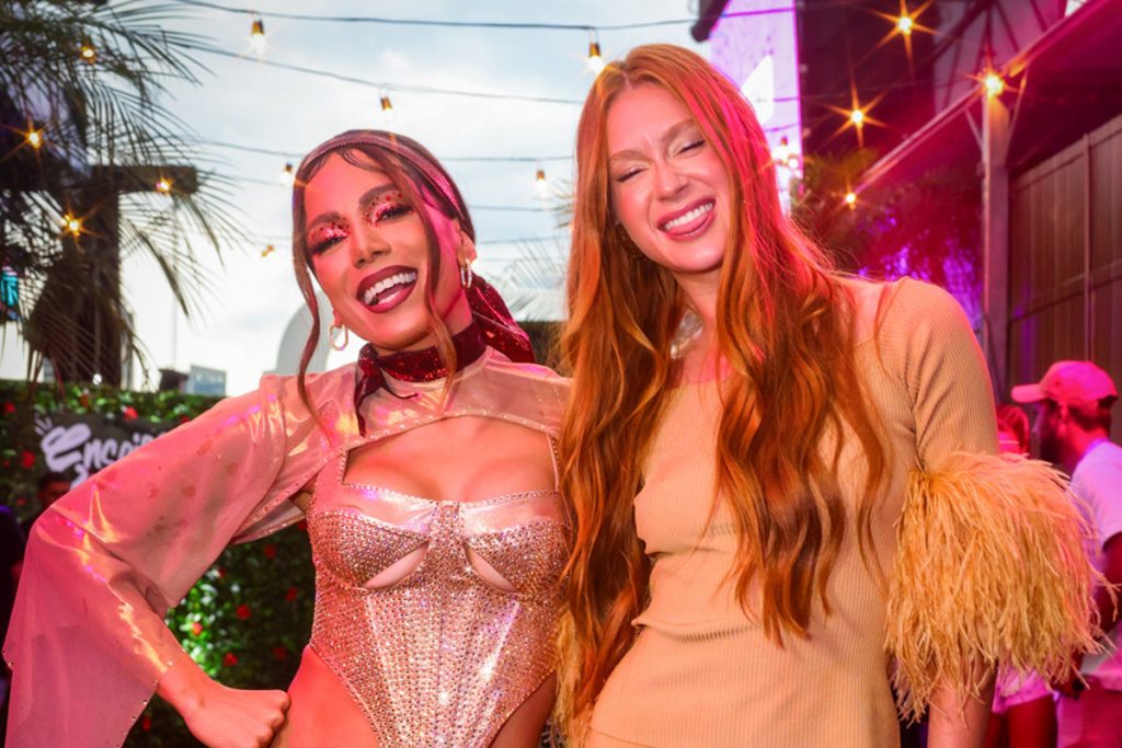 Anitta e Marina Ruy Barbosa fizeram caras e bocas para os fotógrafos