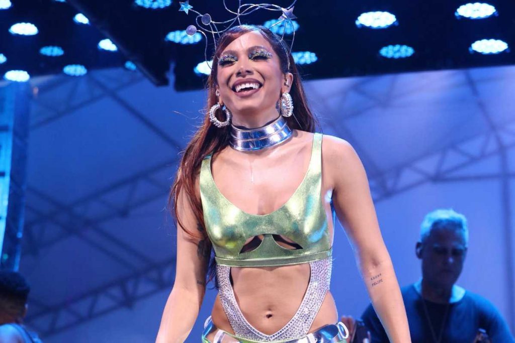 Anitta se apresentando em novo Ensaio de Carnaval