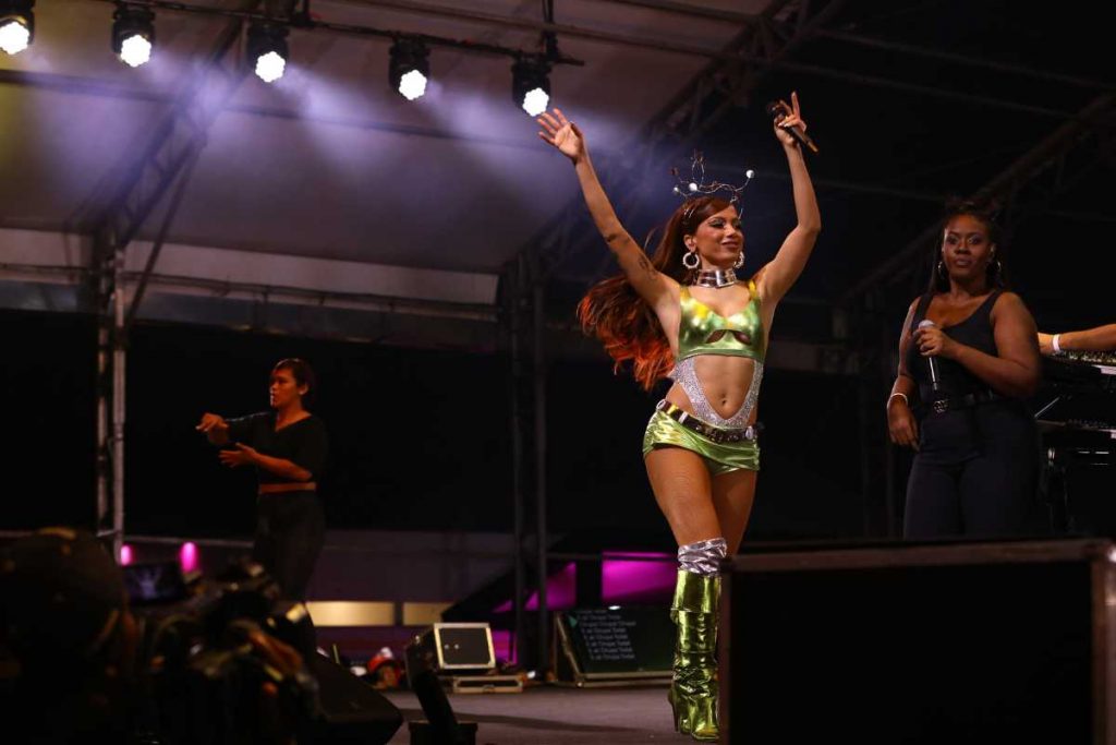 Anitta se apresentando em novo Ensaio de Carnaval