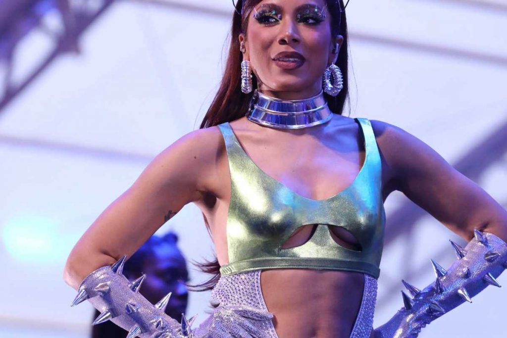 Anitta se apresentando em novo Ensaio de Carnaval