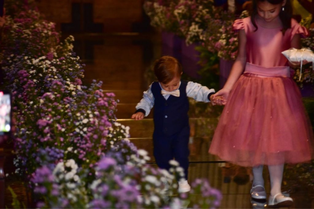 Arthur, filho Cacau Colucci e Bruno Lima levando as alianças