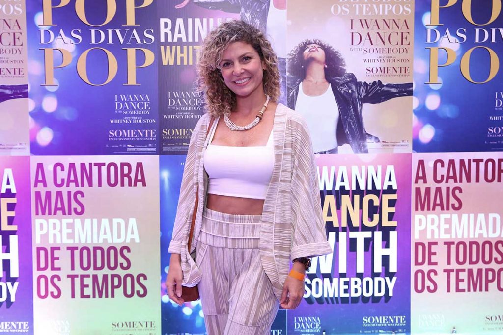 Bárbara Borges marcou presença em pré-estreia de filme