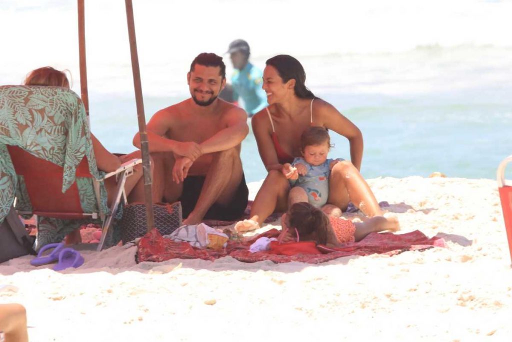 Bruno Gissoni e Yanna Lavigne curtindo praia com as filhas
