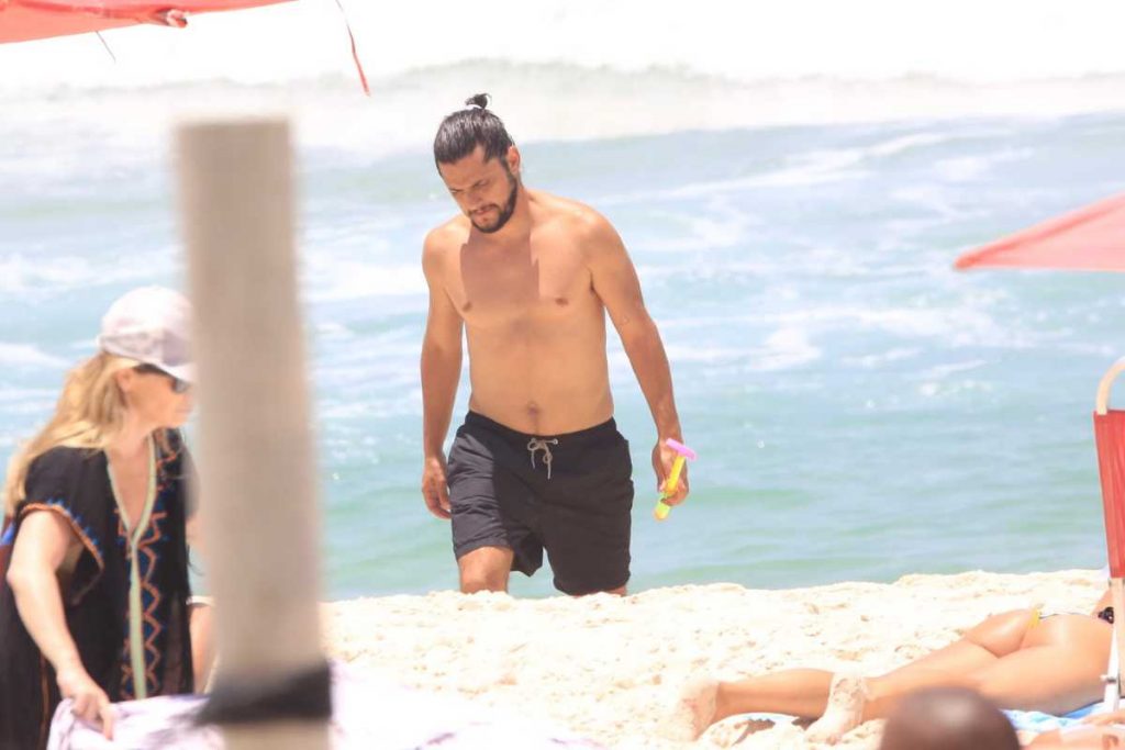 Bruno Gissoni curtindo dia de sol na praia