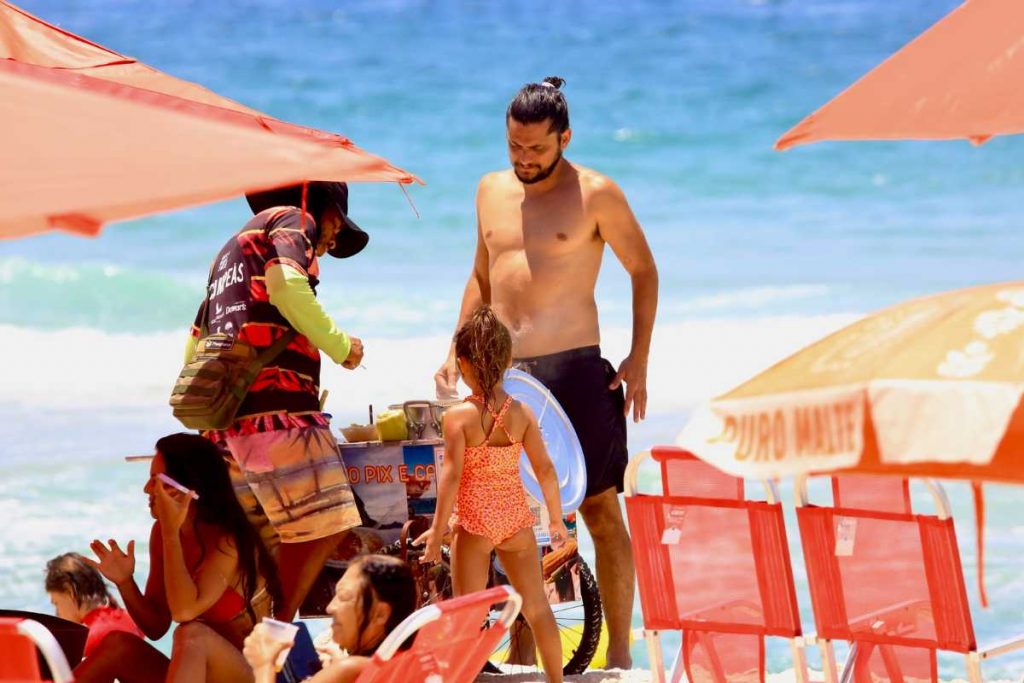 Bruno Gissoni e Yanna Lavigne curtindo praia com as filhas