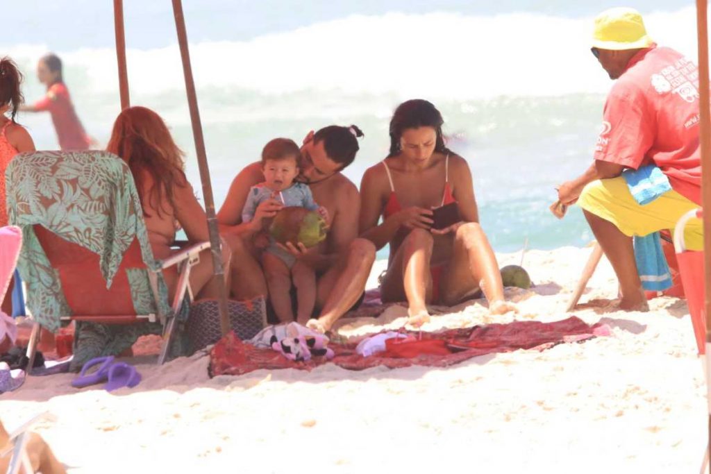 Bruno Gissoni e Yanna Lavigne curtindo praia com as filhas