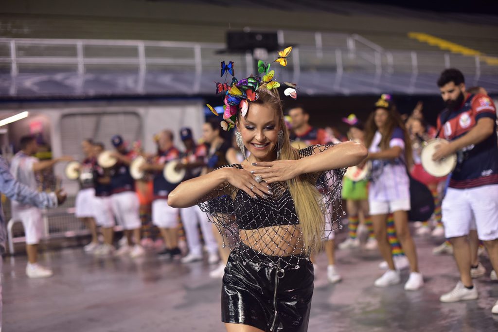 Com um look preto, Carla Diaz arrasou no ensaio