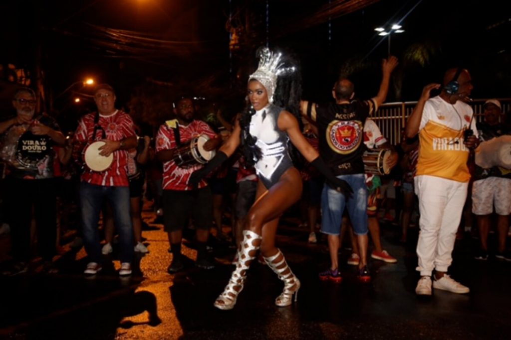 Erika Januza de body preto e branco no ensaio de rua da Viradouro 