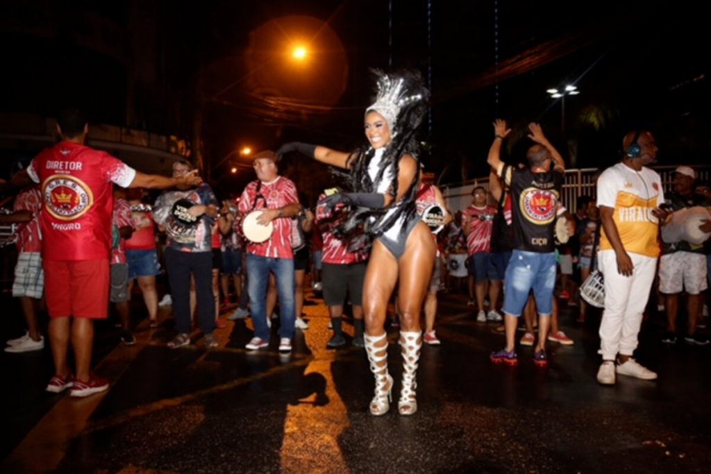Erika Januza de body preto e branco no ensaio de rua da Viradouro 