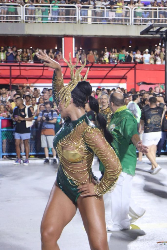 Aline Mineiro no ensaio técnico da Mocidade Independente de Padre Miguel, de body verde e dourado