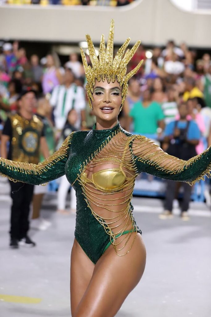 Aline Mineiro no ensaio técnico da Mocidade Independente de Padre Miguel, de body verde e dourado