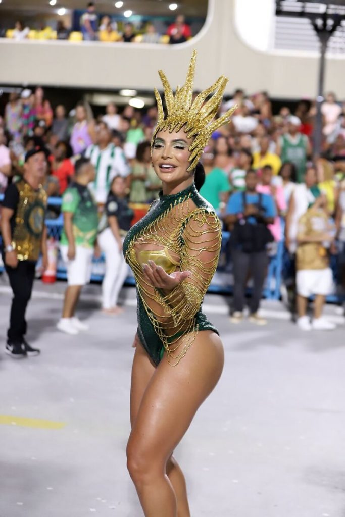 Aline Mineiro no ensaio técnico da Mocidade Independente de Padre Miguel, de body verde e dourado