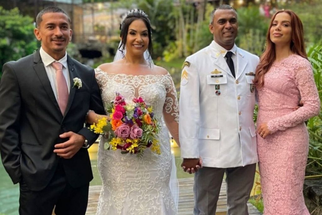 Renan de braços dados com a noiva, o noivo Felipe Terra de braços dados com Anitta