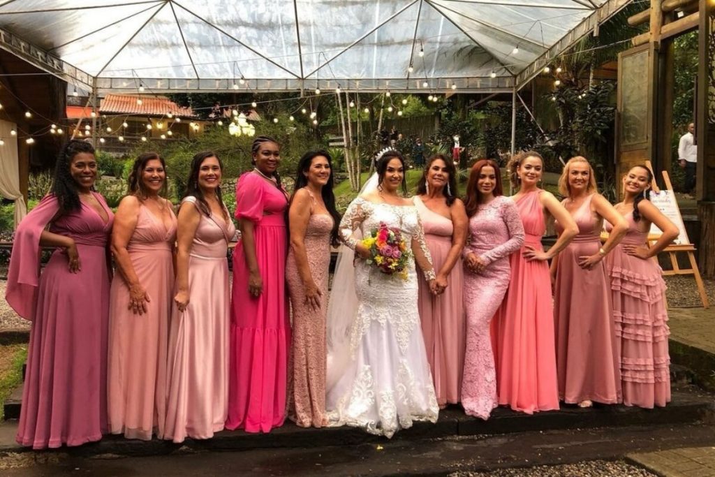 Madrinhas posam com a noiva, Anitta entre elas