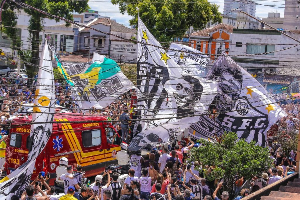 Cortejo de Pelé pelas ruas de Santos