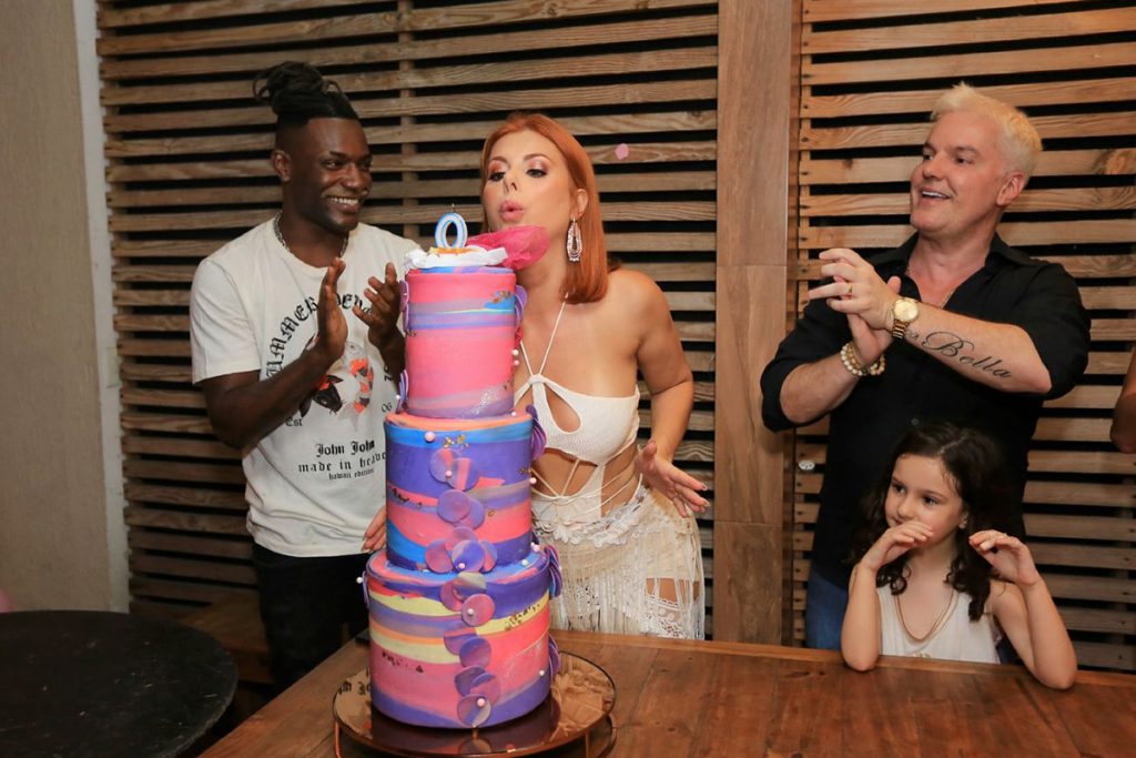 Deborah Albuquerque completou 38 anos com super festa