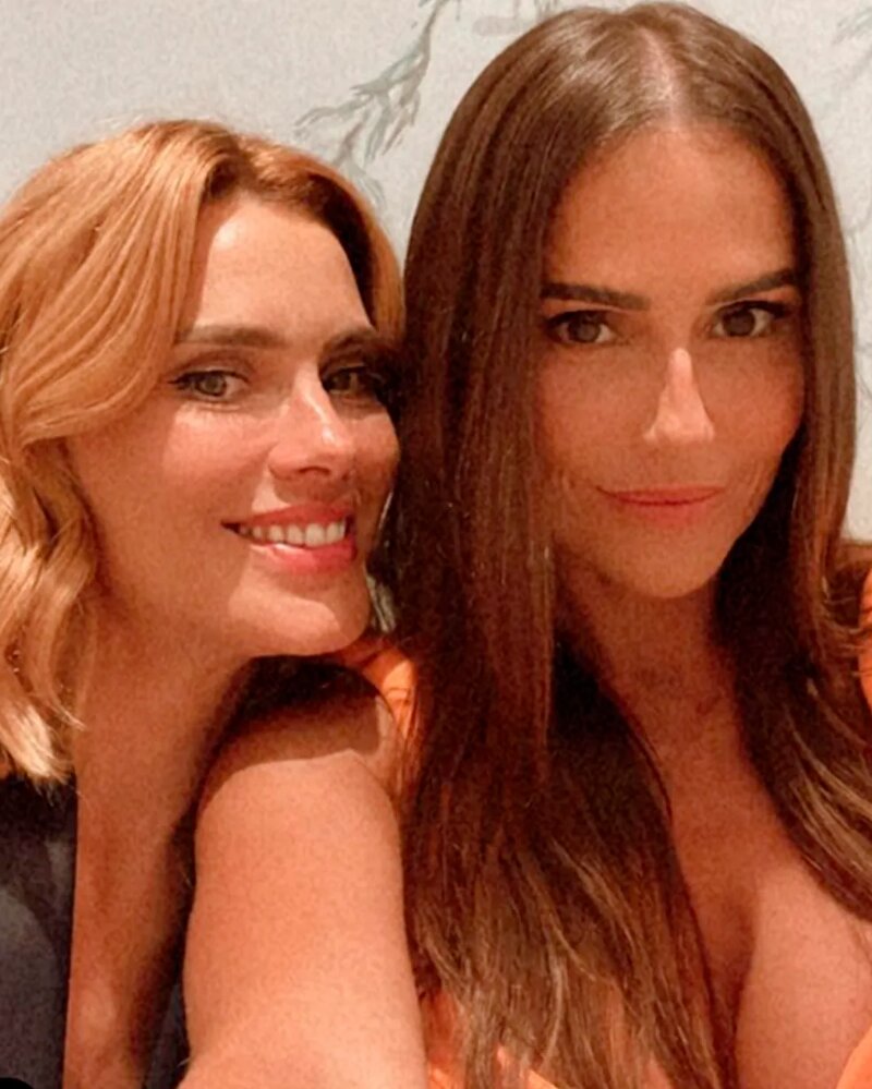 Selfie de Carolina Dieckmann e Deborah Secco 