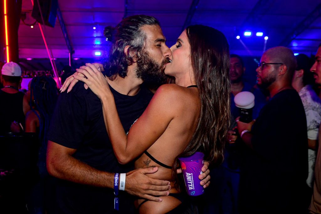 Deborah Secco trocou muitos beijos com o marido Hugo Moura