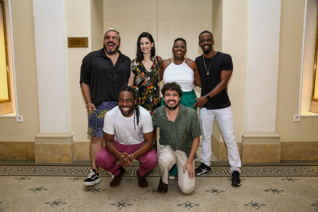 O elenco fez questão de posar com os diretores Lázaro Ramos e Tatiana Tibúrcio