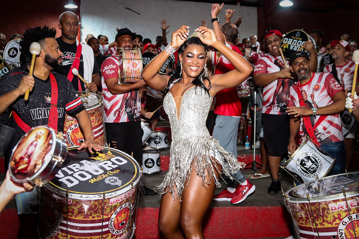 Erika Januza arrasa em ensaio de Carnaval