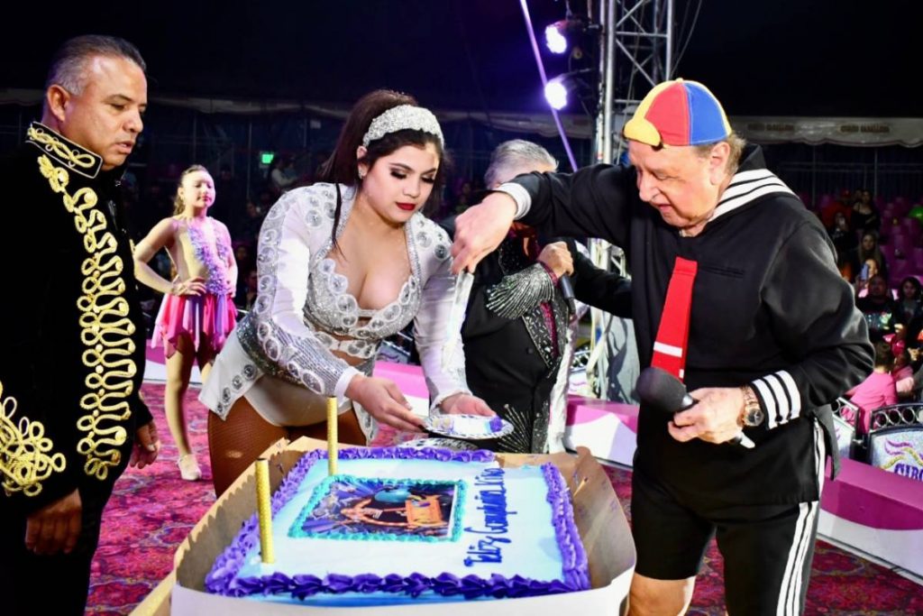 carlos villagrán como kiko em festa de aniversário de 79 anos no circo