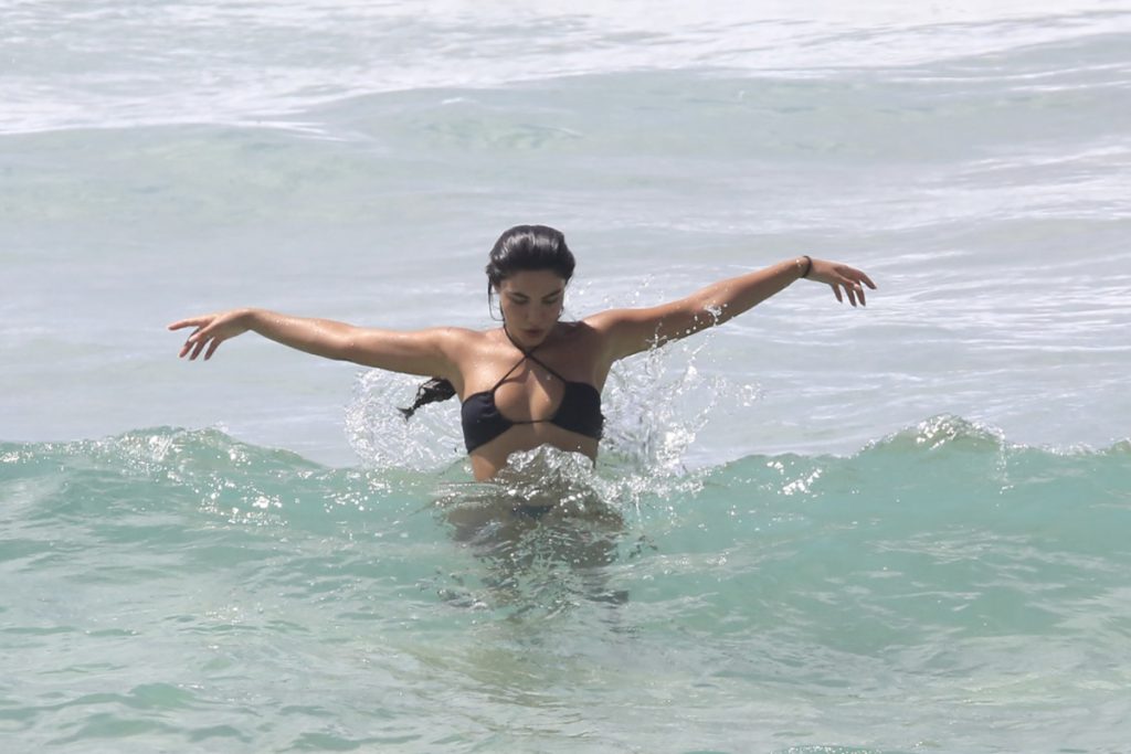 Gabriela Versiani se deliciou com um banho de mar