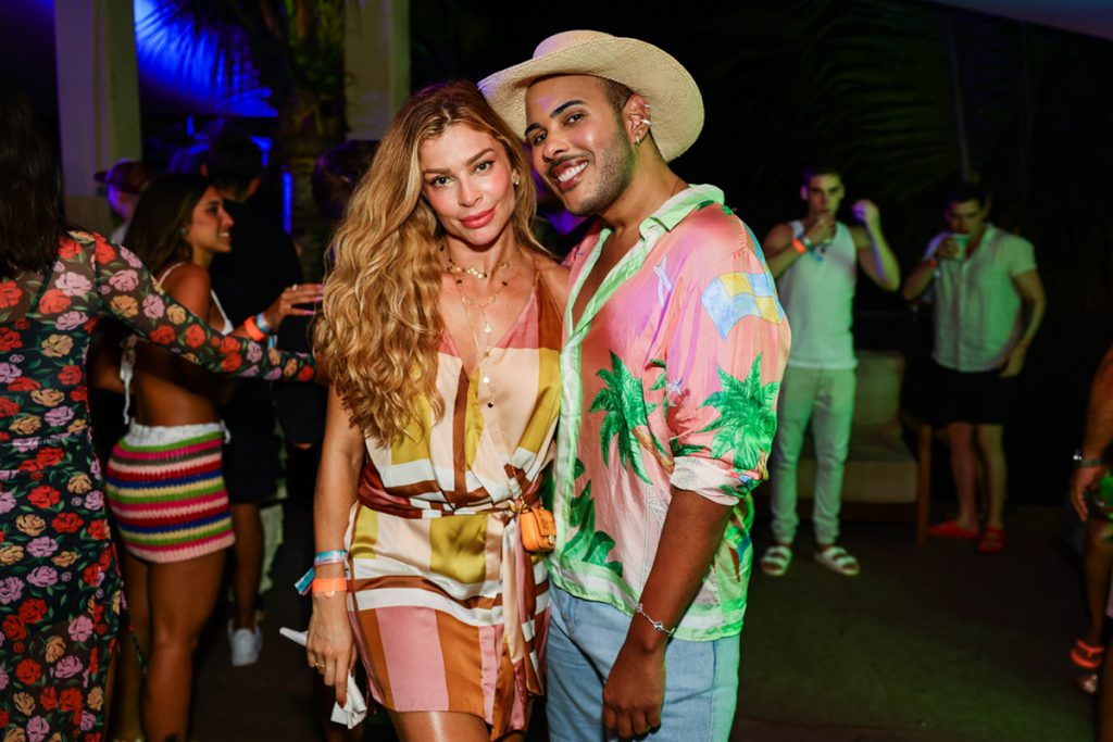 A atriz posou ao lado de Hugo Gloss