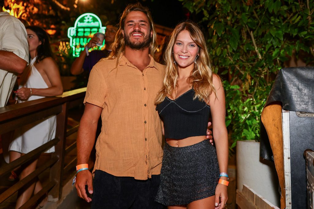 Isabella Santoni estava acompanhada pelo namorado Caio Vaz