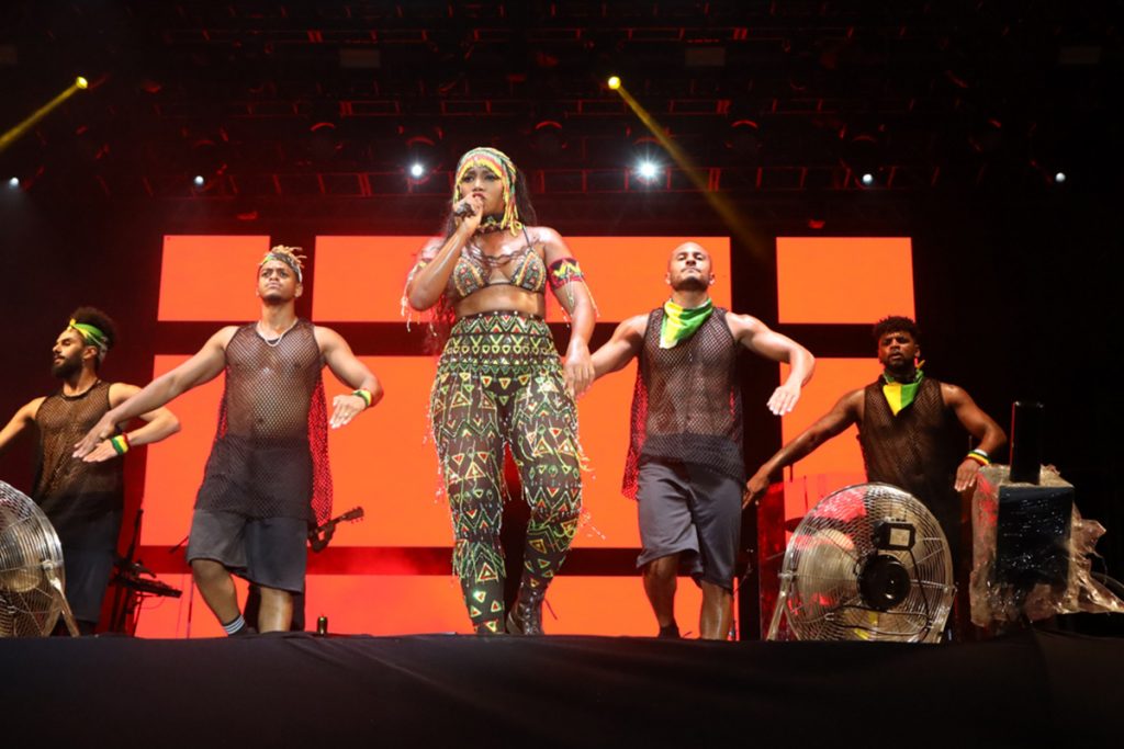 Iza arrasou em cima do palco