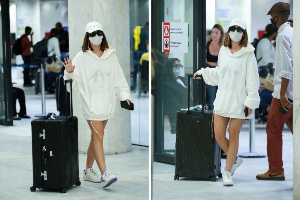 Jade Picon desembarca em aeroporto com rosto todo coberto