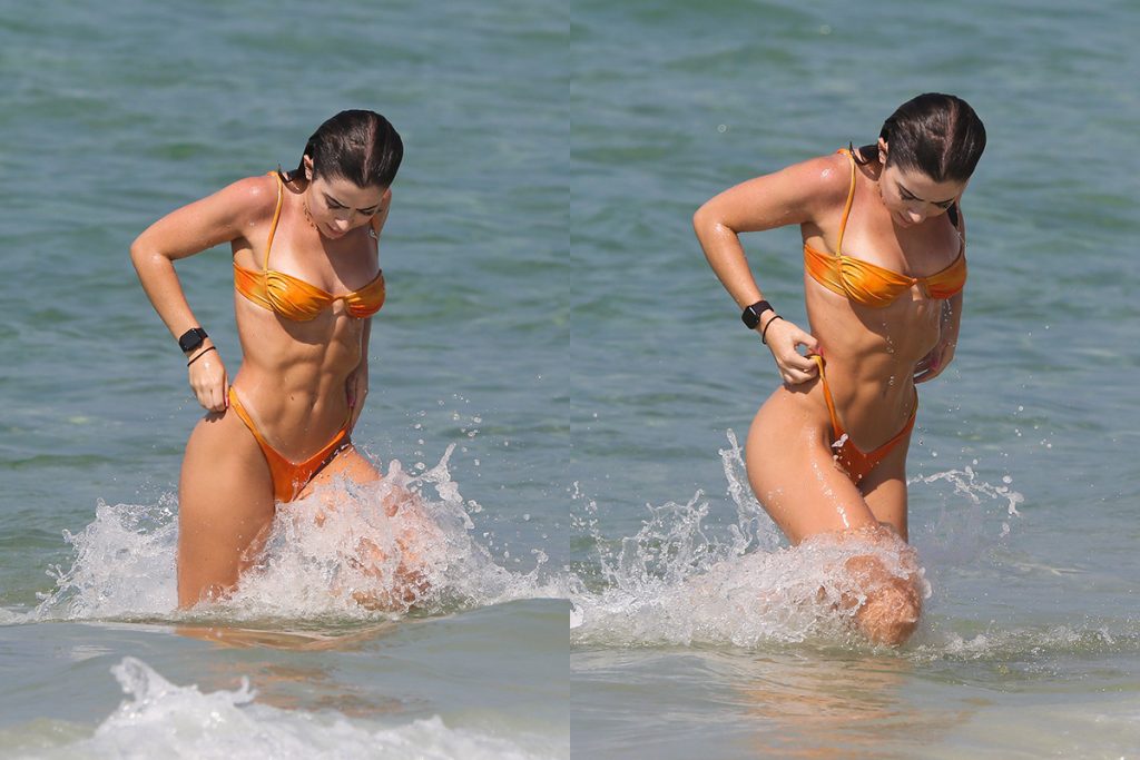 Jade Picon curtiu praia e exibiu a boa forma física